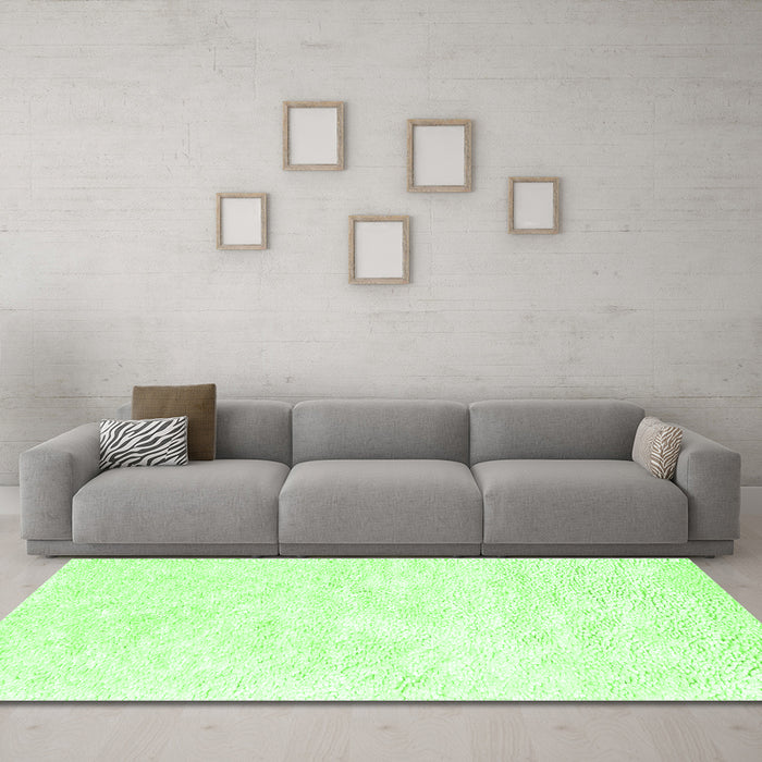 Machine Washable Solid Green Modern Area Rugs in a Living Room,, wshcon2561grn