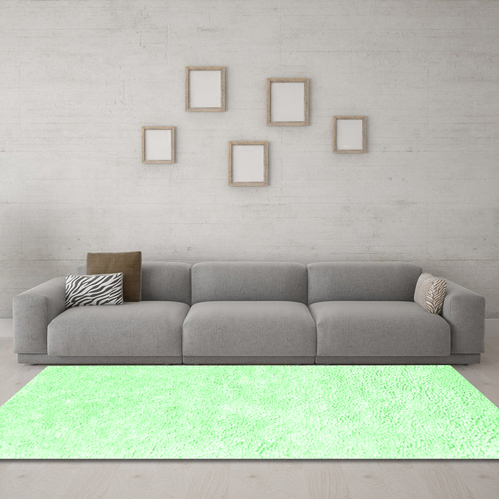 Machine Washable Solid Emerald Green Modern Area Rugs in a Living Room,, wshcon2561emgrn