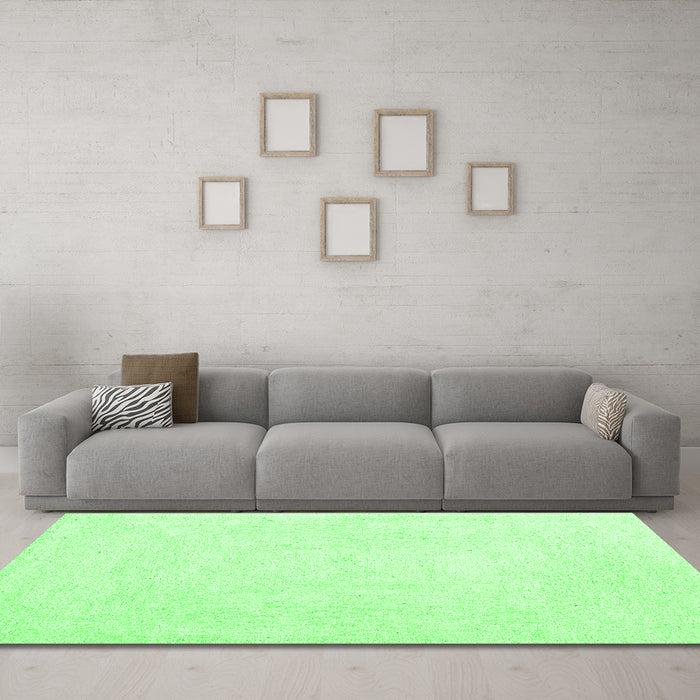 Machine Washable Solid Green Modern Area Rugs in a Living Room,, wshcon2608grn