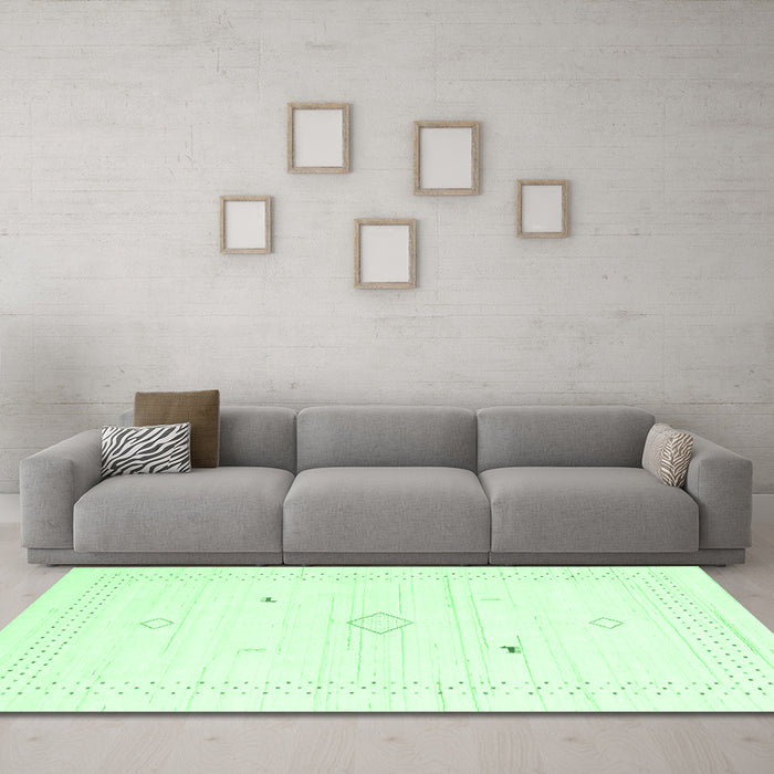 Machine Washable Solid Emerald Green Modern Area Rugs in a Living Room,, wshcon2611emgrn