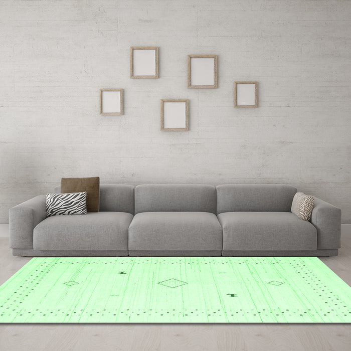 Machine Washable Solid Emerald Green Modern Area Rugs in a Living Room,, wshcon2617emgrn