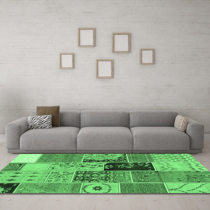Machine Washable Patchwork Emerald Green Transitional Area Rugs in a Living Room,, wshcon2627emgrn