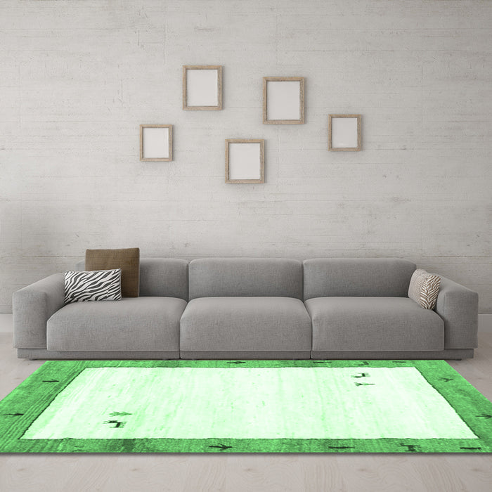 Machine Washable Solid Emerald Green Modern Area Rugs in a Living Room,, wshcon2708emgrn