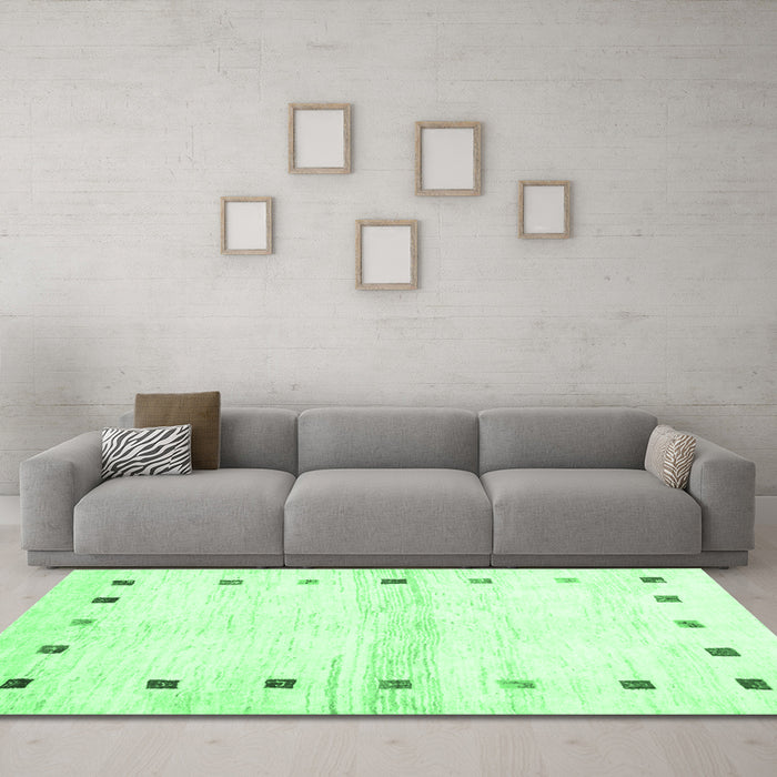Machine Washable Solid Emerald Green Modern Area Rugs in a Living Room,, wshcon2718emgrn