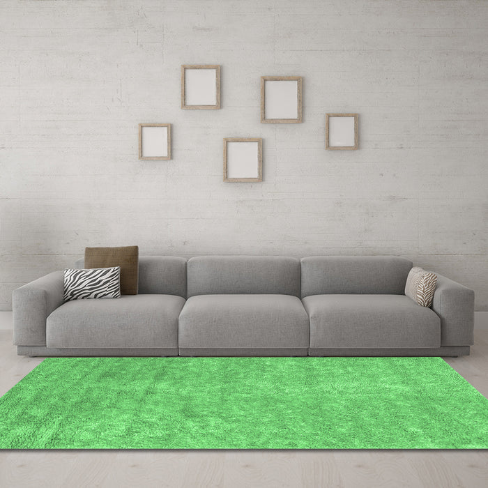 Machine Washable Abstract Emerald Green Contemporary Area Rugs in a Living Room,, wshcon2724emgrn