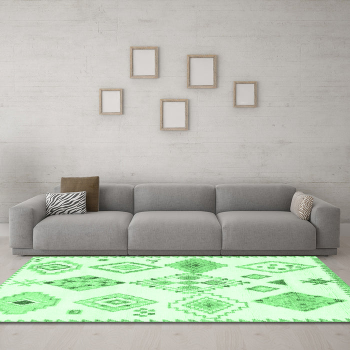Machine Washable Solid Emerald Green Modern Area Rugs in a Living Room,, wshcon2747emgrn