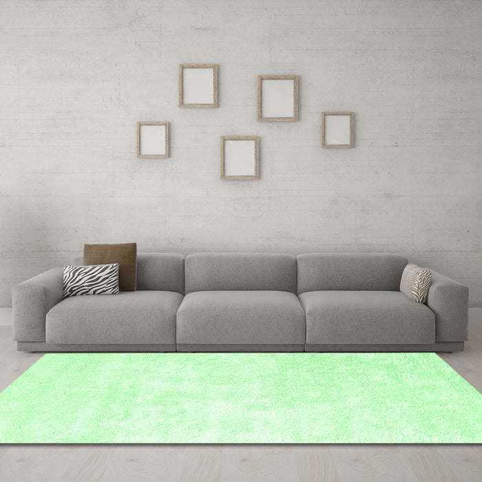 Machine Washable Solid Emerald Green Modern Area Rugs in a Living Room,, wshcon2748emgrn