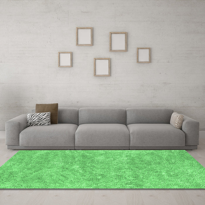 Machine Washable Abstract Emerald Green Contemporary Area Rugs in a Living Room,, wshcon2758emgrn