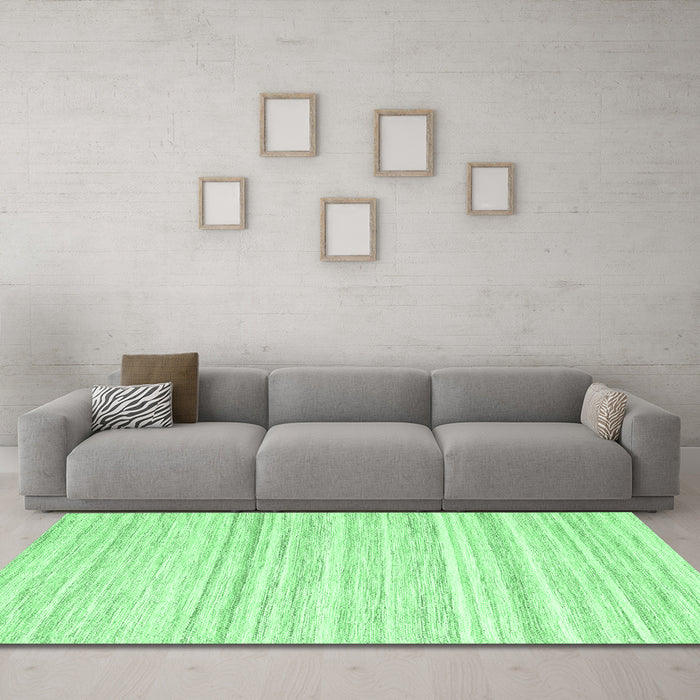 Machine Washable Solid Emerald Green Modern Area Rugs in a Living Room,, wshcon2769emgrn