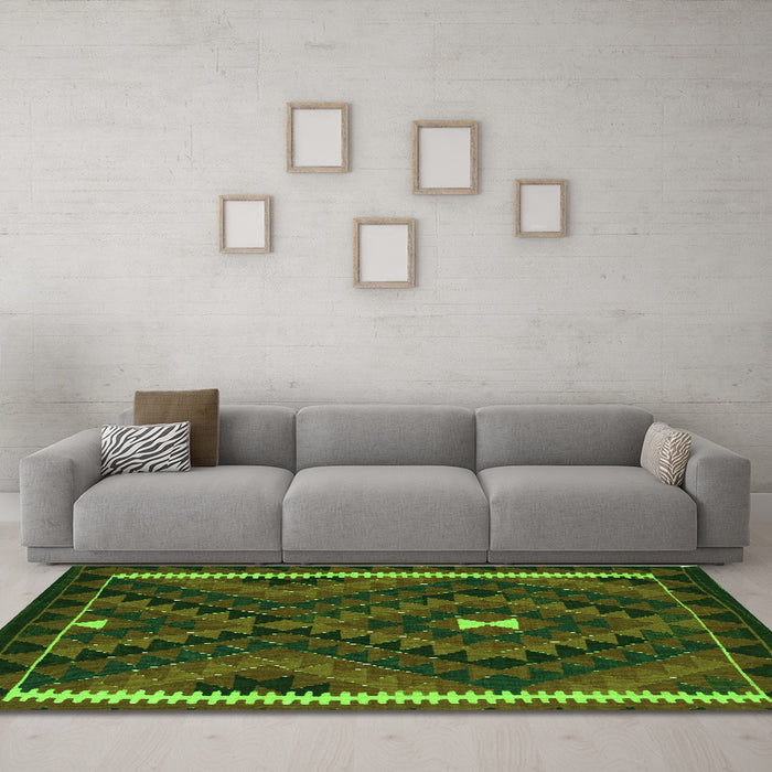 Machine Washable Oriental Green Traditional Area Rugs in a Living Room,, wshcon2807grn