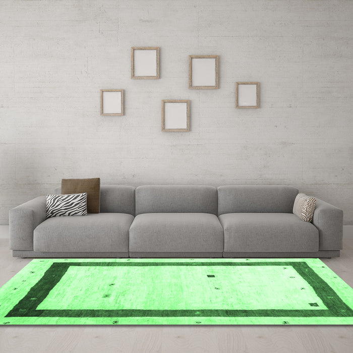 Machine Washable Solid Emerald Green Modern Area Rugs in a Living Room,, wshcon2810emgrn