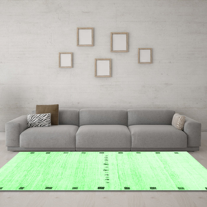 Machine Washable Solid Emerald Green Modern Area Rugs in a Living Room,, wshcon2812emgrn