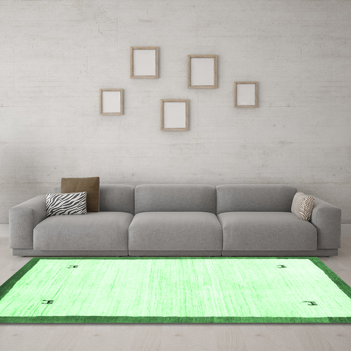Machine Washable Solid Emerald Green Modern Area Rugs in a Living Room,, wshcon2815emgrn