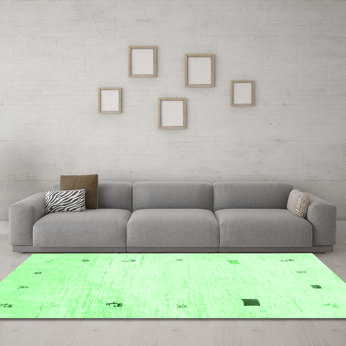 Machine Washable Solid Emerald Green Modern Area Rugs in a Living Room,, wshcon2817emgrn