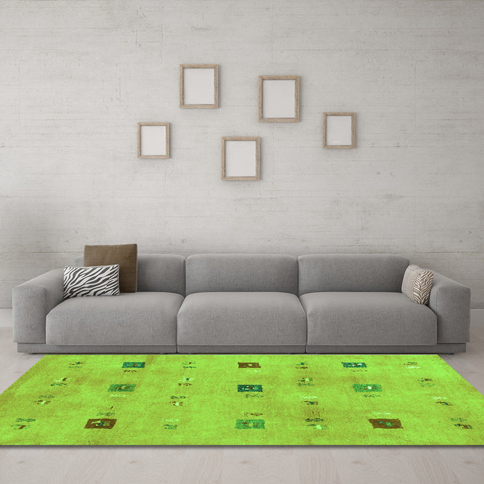 Machine Washable Abstract Green Contemporary Area Rugs in a Living Room,, wshcon2818grn