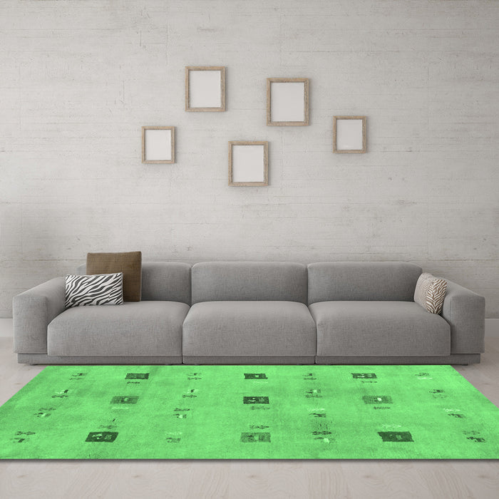Machine Washable Abstract Emerald Green Contemporary Area Rugs in a Living Room,, wshcon2818emgrn