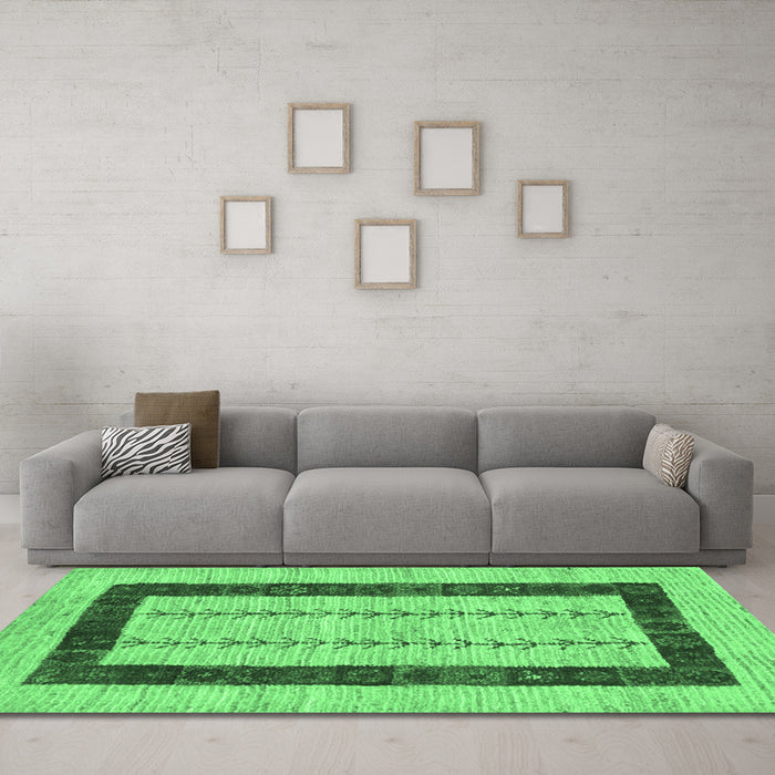 Machine Washable Solid Emerald Green Modern Area Rugs in a Living Room,, wshcon2848emgrn