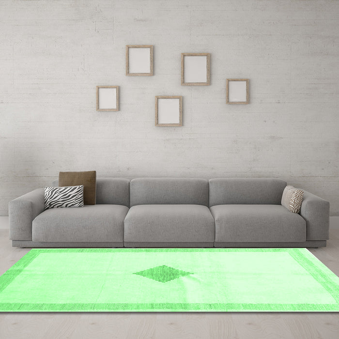 Machine Washable Solid Emerald Green Modern Area Rugs in a Living Room,, wshcon2891emgrn
