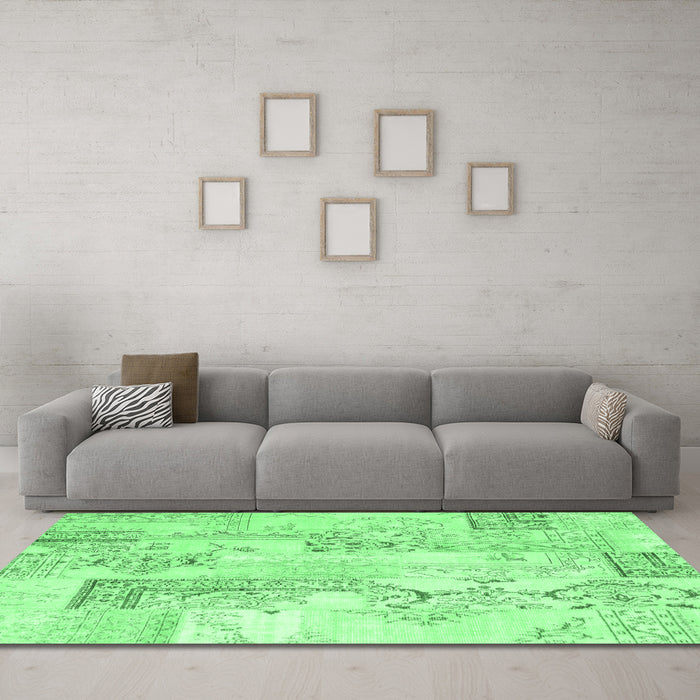 Machine Washable Abstract Emerald Green Contemporary Area Rugs in a Living Room,, wshcon2933emgrn