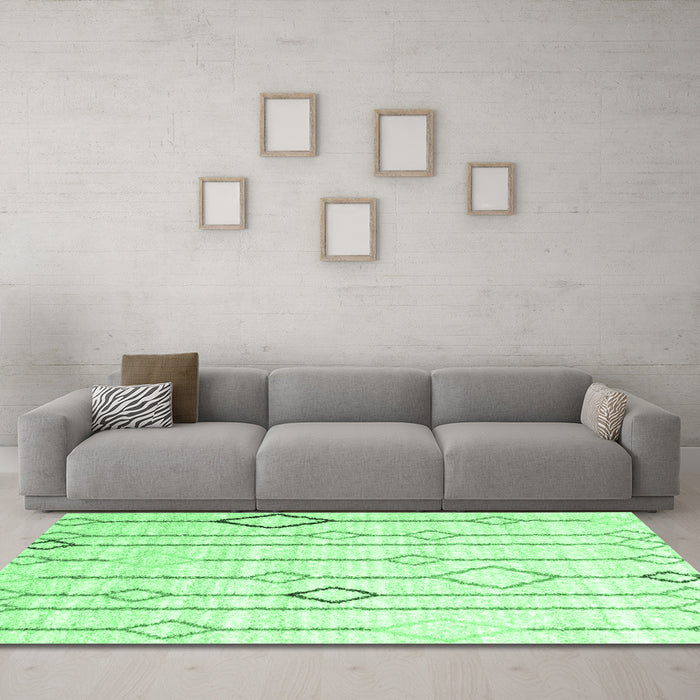 Machine Washable Solid Emerald Green Modern Area Rugs in a Living Room,, wshcon3067emgrn