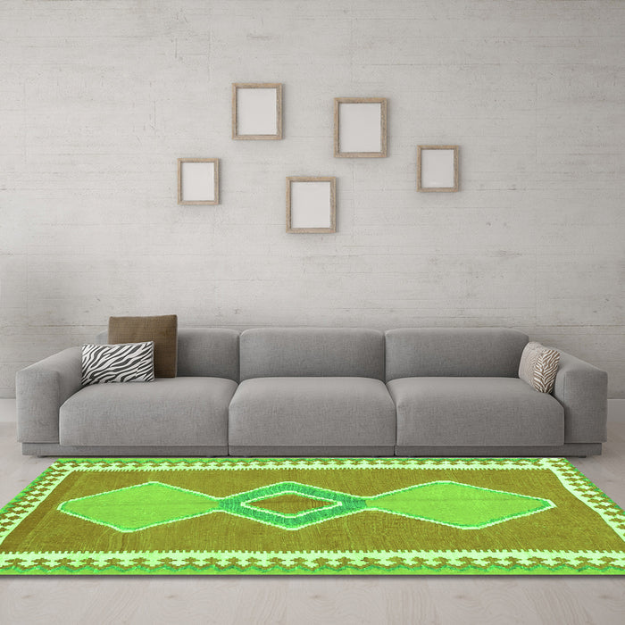 Machine Washable Oriental Green Traditional Area Rugs in a Living Room,, wshcon3081grn