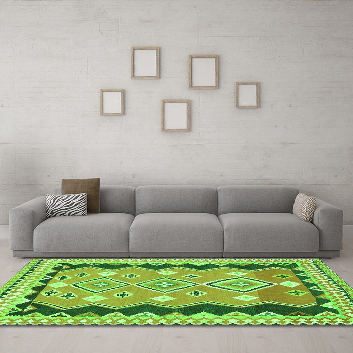 Machine Washable Oriental Green Traditional Area Rugs in a Living Room,, wshcon3082grn