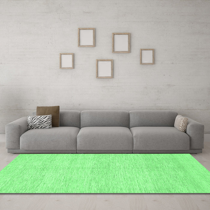 Machine Washable Solid Emerald Green Modern Area Rugs in a Living Room,, wshcon309emgrn
