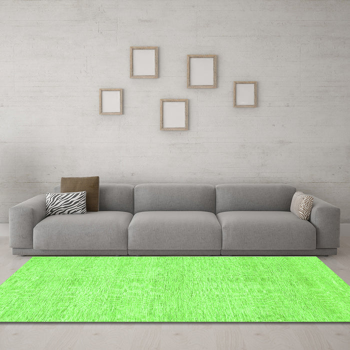 Machine Washable Solid Green Modern Area Rugs in a Living Room,, wshcon309grn