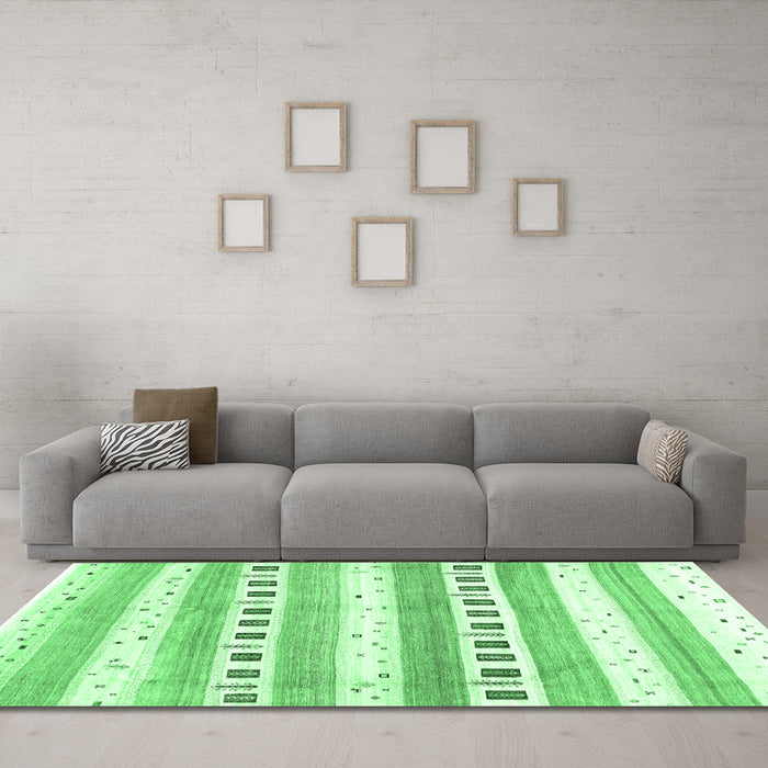 Machine Washable Solid Emerald Green Modern Area Rugs in a Living Room,, wshcon318emgrn
