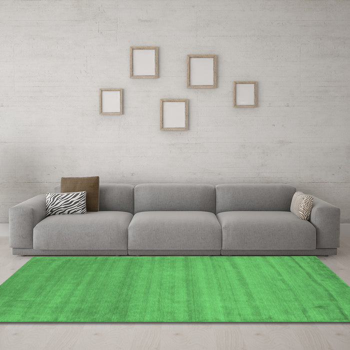 Machine Washable Abstract Emerald Green Contemporary Area Rugs in a Living Room,, wshcon31emgrn
