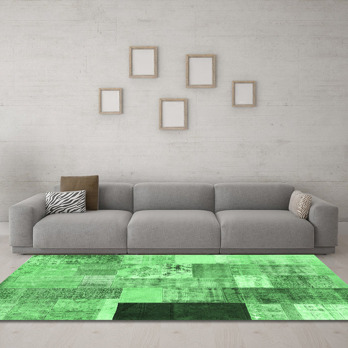 Machine Washable Patchwork Emerald Green Transitional Area Rugs in a Living Room,, wshcon373emgrn