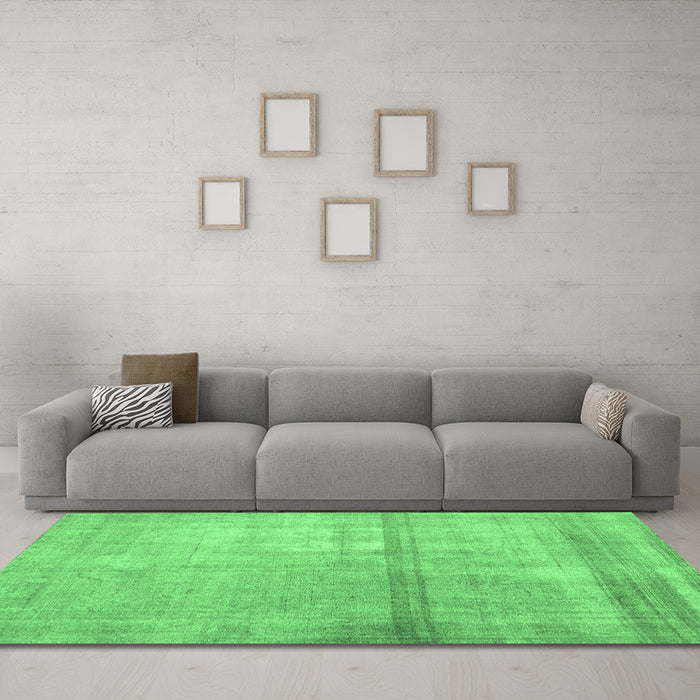 Machine Washable Abstract Emerald Green Contemporary Area Rugs in a Living Room,, wshcon376emgrn