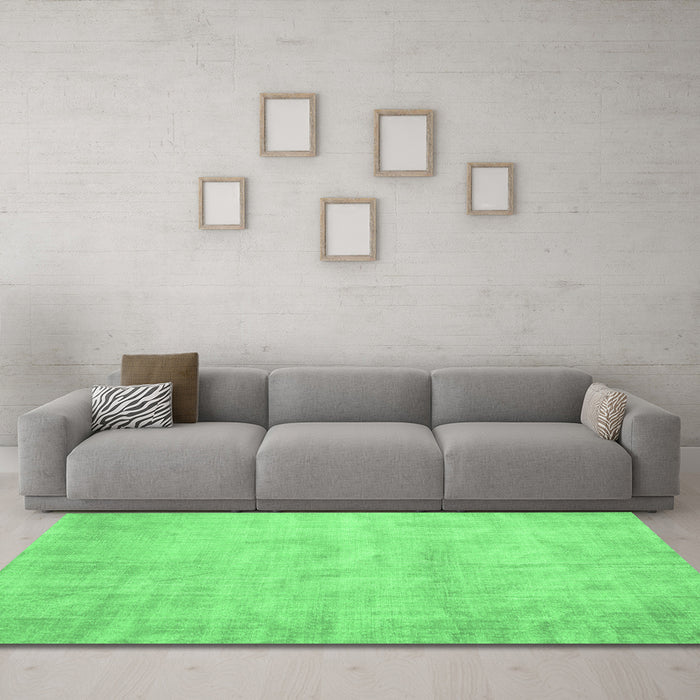 Machine Washable Abstract Emerald Green Contemporary Area Rugs in a Living Room,, wshcon390emgrn