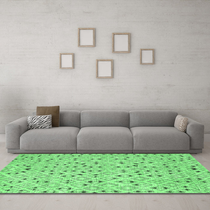 Machine Washable Abstract Emerald Green Contemporary Area Rugs in a Living Room,, wshcon393emgrn