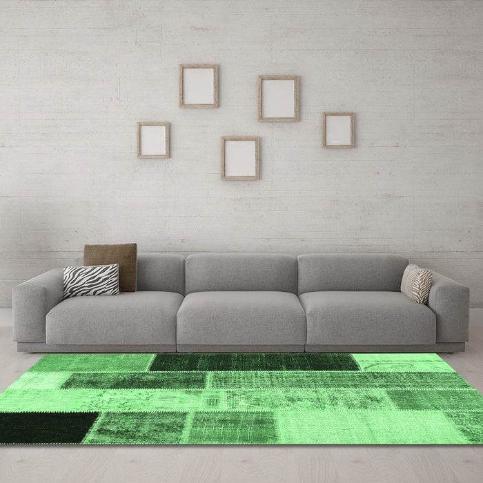 Machine Washable Patchwork Emerald Green Transitional Area Rugs in a Living Room,, wshcon404emgrn