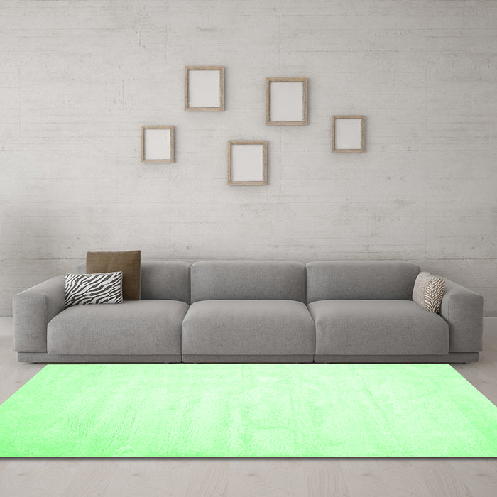 Machine Washable Solid Emerald Green Modern Area Rugs in a Living Room,, wshcon417emgrn