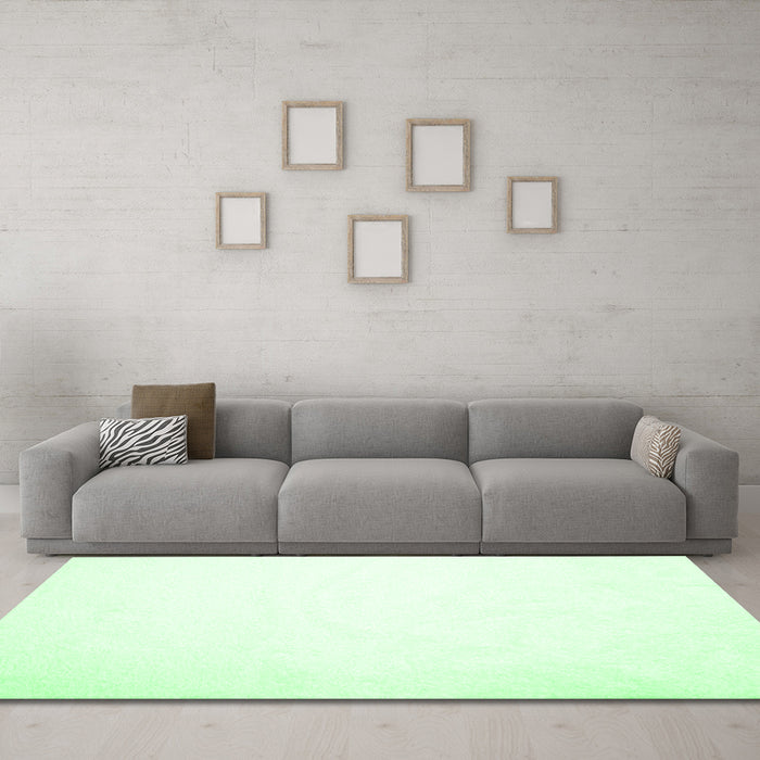 Machine Washable Solid Emerald Green Modern Area Rugs in a Living Room,, wshcon422emgrn