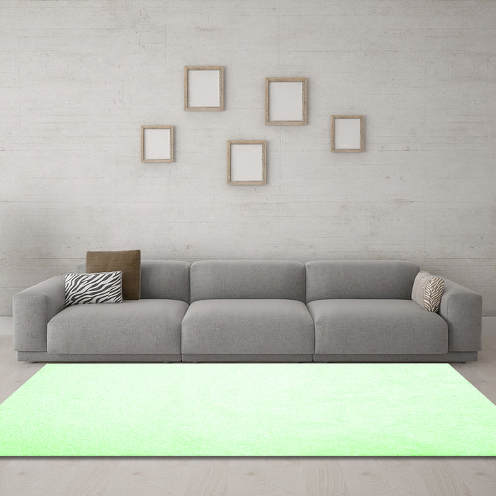 Machine Washable Solid Green Modern Area Rugs in a Living Room,, wshcon422grn