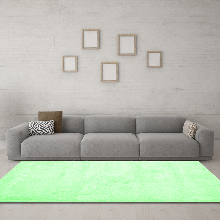 Machine Washable Solid Emerald Green Modern Area Rugs in a Living Room,, wshcon424emgrn