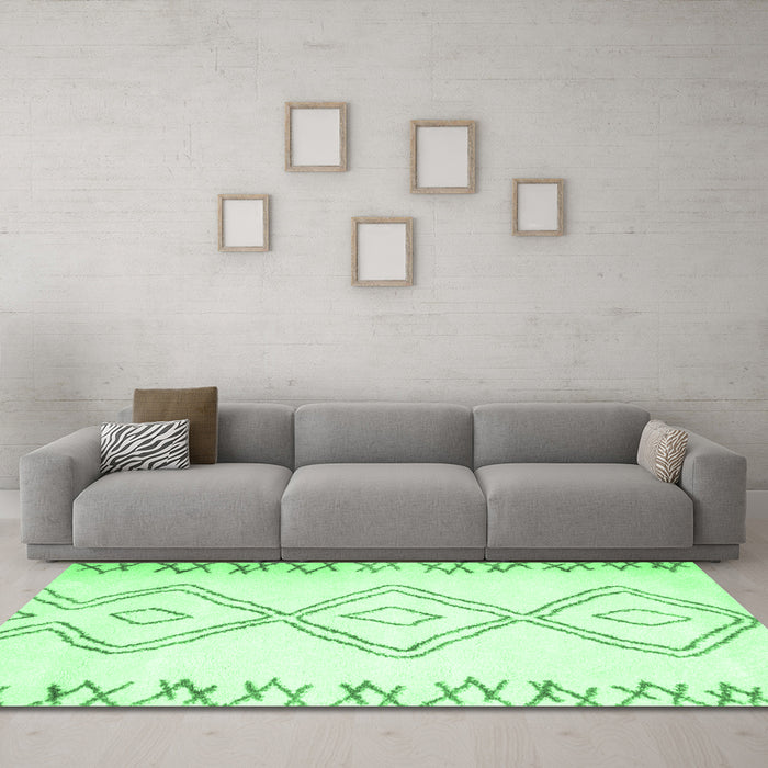 Machine Washable Solid Emerald Green Modern Area Rugs in a Living Room,, wshcon431emgrn