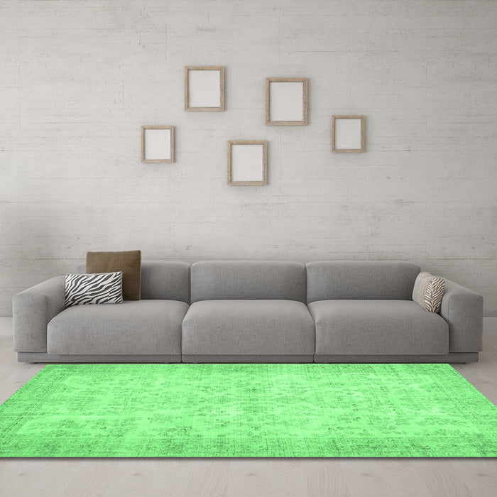 Machine Washable Abstract Emerald Green Contemporary Area Rugs in a Living Room,, wshcon453emgrn