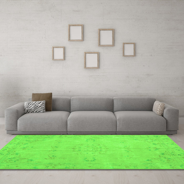 Machine Washable Abstract Green Contemporary Area Rugs in a Living Room,, wshcon462grn