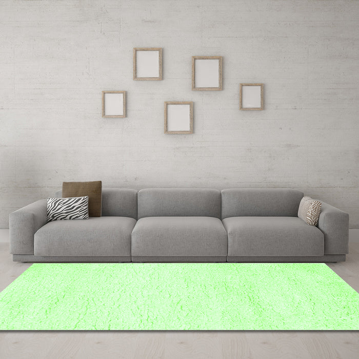 Machine Washable Solid Green Modern Area Rugs in a Living Room,, wshcon465grn