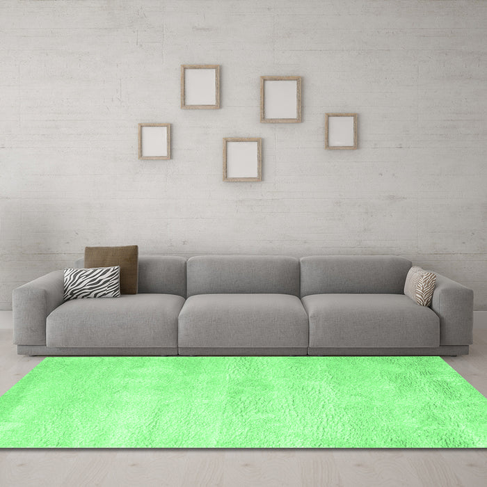 Machine Washable Abstract Emerald Green Contemporary Area Rugs in a Living Room,, wshcon470emgrn