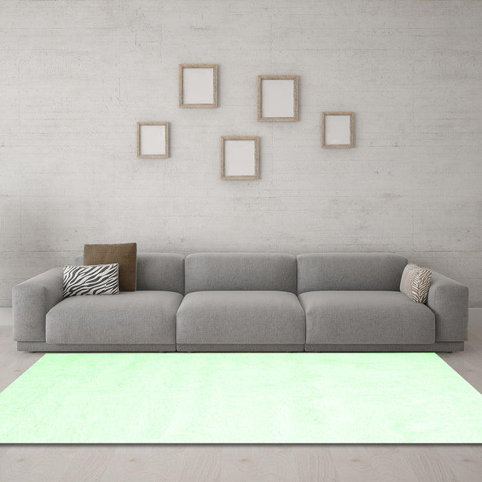 Machine Washable Solid Emerald Green Modern Area Rugs in a Living Room,, wshcon472emgrn
