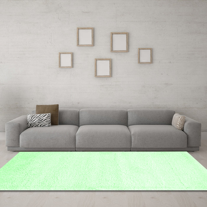 Machine Washable Solid Emerald Green Modern Area Rugs in a Living Room,, wshcon476emgrn