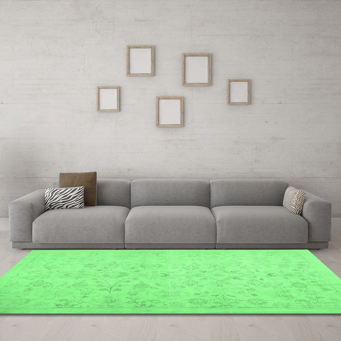 Machine Washable Abstract Emerald Green Contemporary Area Rugs in a Living Room,, wshcon485emgrn