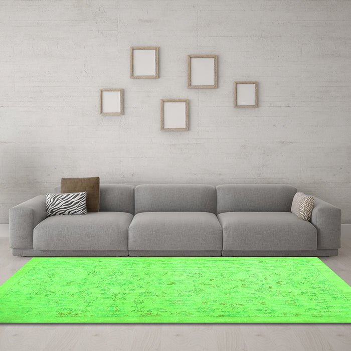 Machine Washable Abstract Green Contemporary Area Rugs in a Living Room,, wshcon485grn