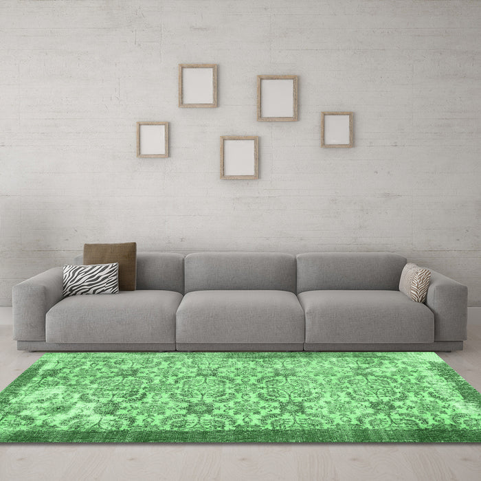 Machine Washable Abstract Emerald Green Contemporary Area Rugs in a Living Room,, wshcon490emgrn