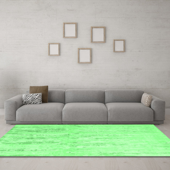 Machine Washable Abstract Emerald Green Contemporary Area Rugs in a Living Room,, wshcon510emgrn